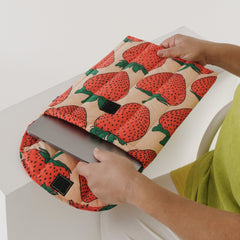 Baggu Puffy Laptop Sleeve 16" - Strawberry